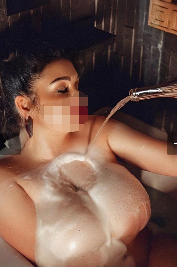 Девочка Alina с 4 размером груди сделает с удовольствием страпон и позовет в гости в Любой район