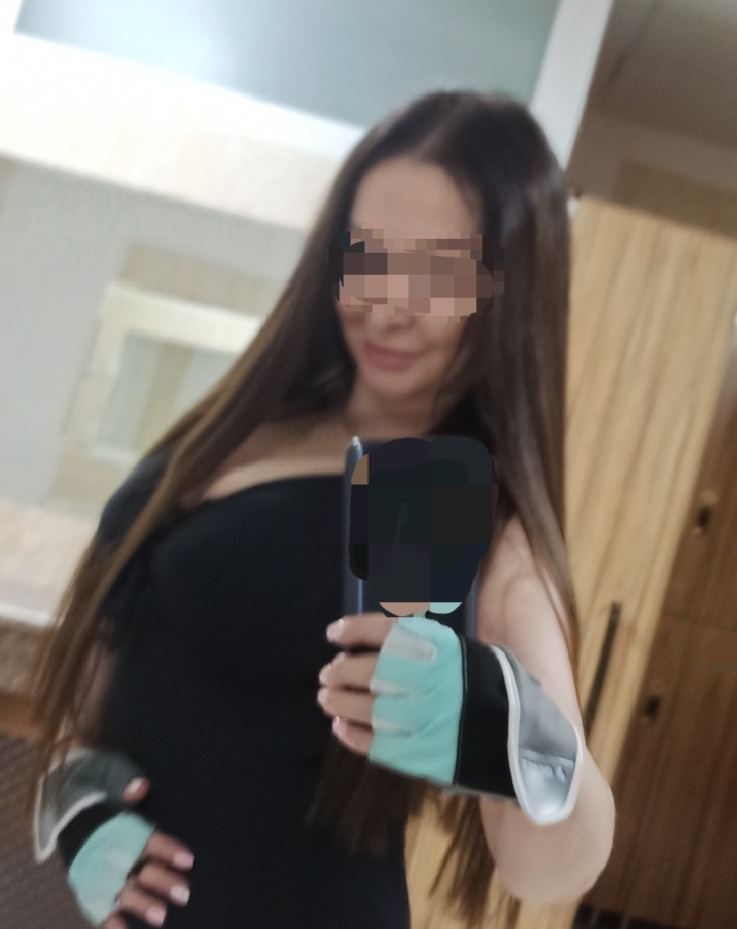 Девушка Шатенка с 4 размером груди подарит окончание на грудь и позовет в гости
