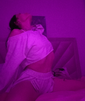 Массажистка LissaKissa с 2 размером груди сделает нежно минет в презервативе и позовет в гости