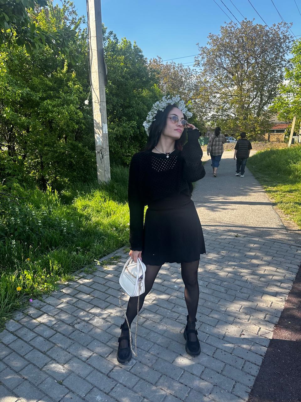 Девушка LisaKissa с 2 размером груди сделает качественно минет в авто и позовет в гости