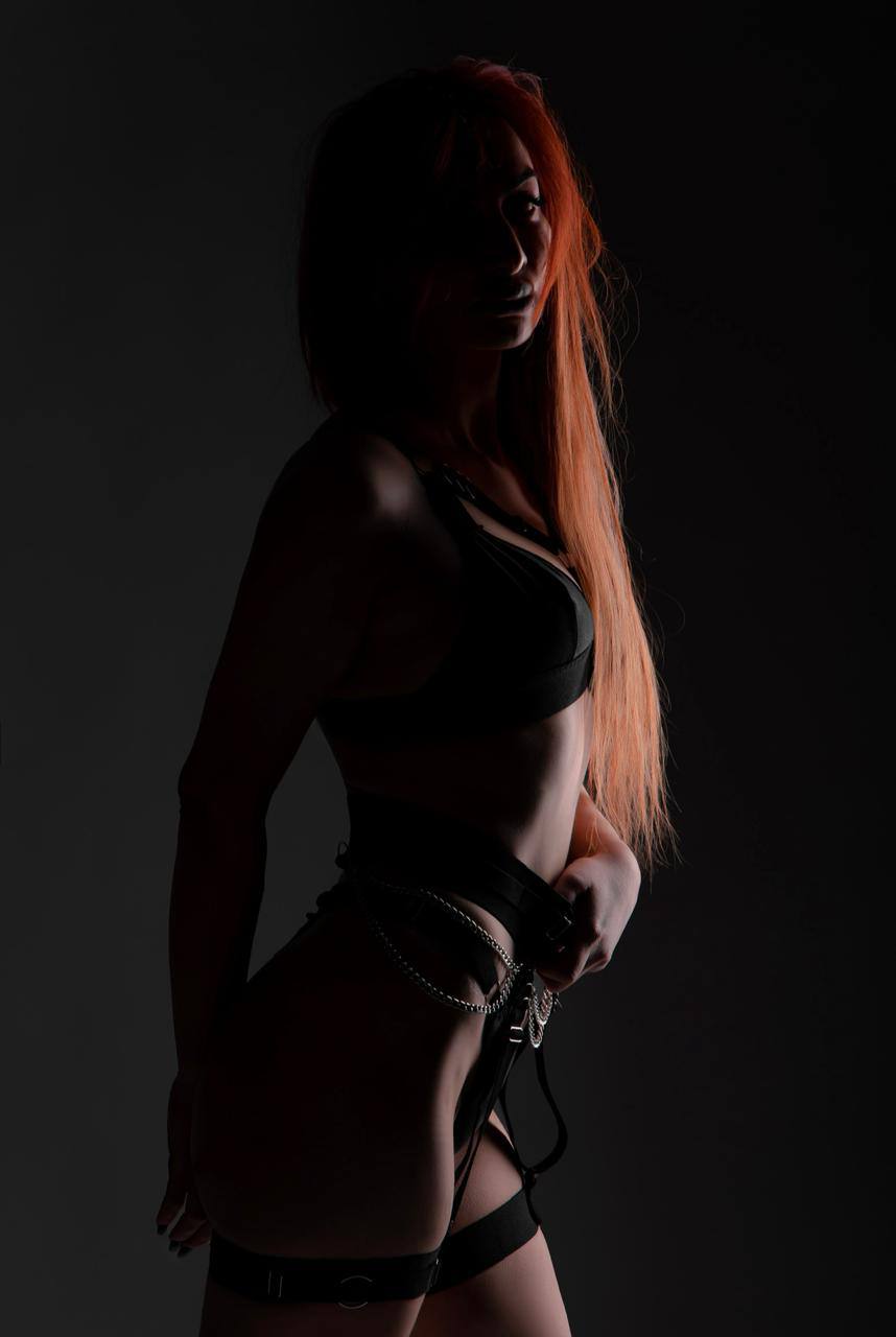 Эскорт Сюзи с 3 размером груди исполнит точечный массаж и примет у себя в Любой район