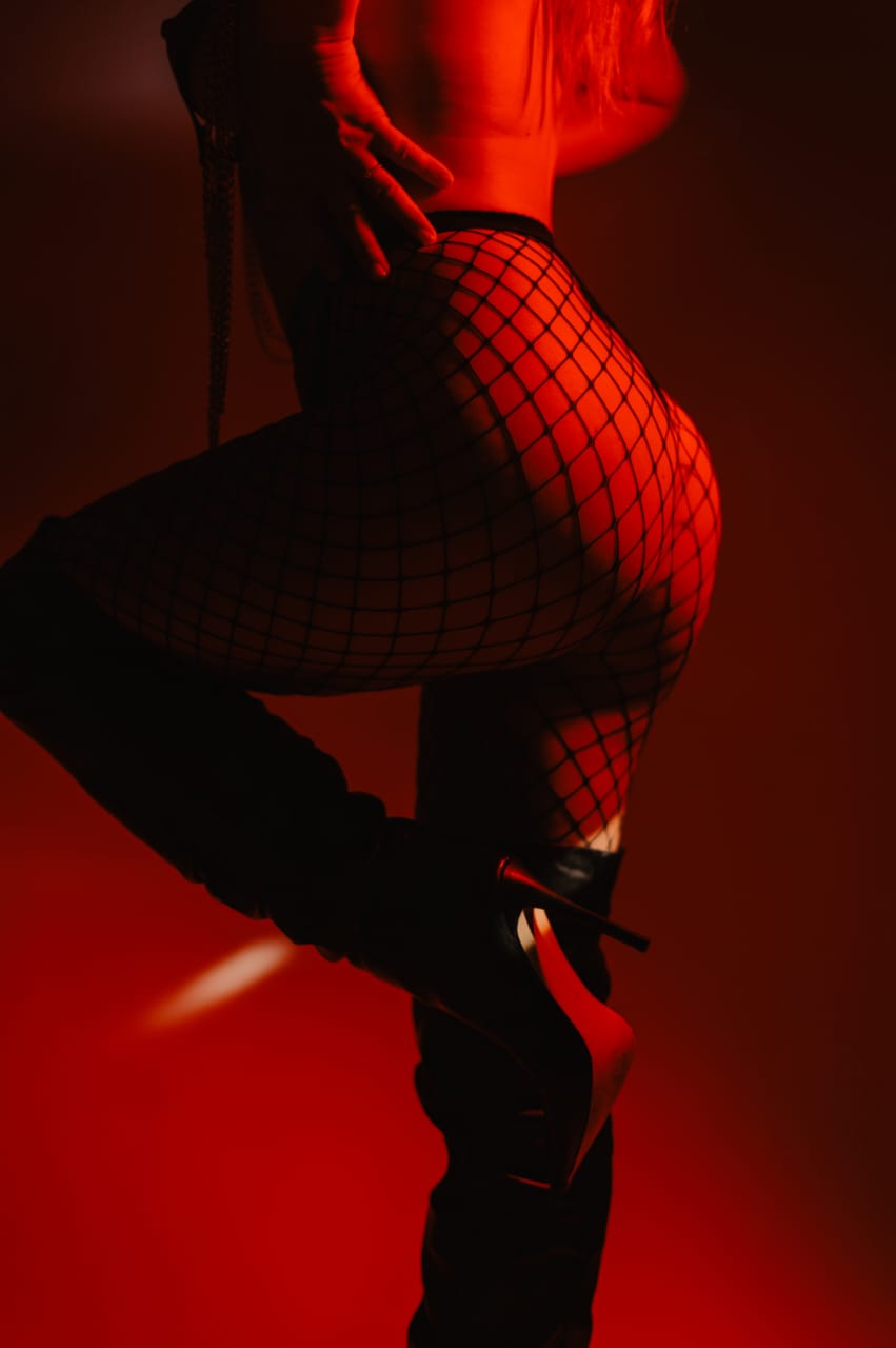 Эскорт Виктория с 2 размером груди исполнит расслабляющий массаж и позовет в гости в Любой район