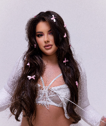 Эскорт Элина 19 лет сделает профессионально расслабляющий массаж и примет у себя в Любой район