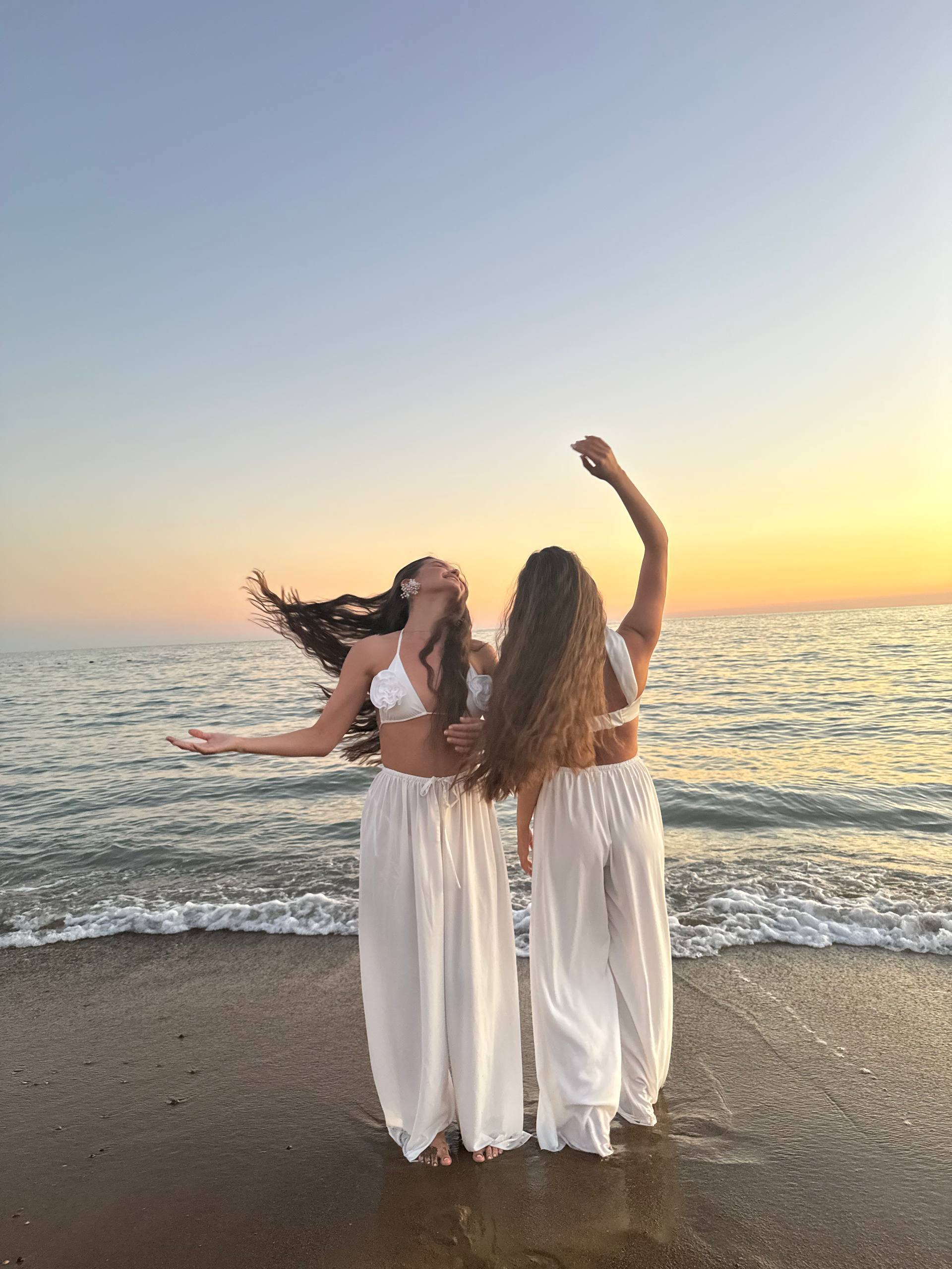 Девушка по вызову Аня и Катя близняшки стройная сделает нежно эротический массаж и пригласит к себе