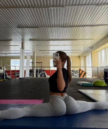 Шатенка Милана стройная сделает профессионально минет глубокий и примет у себя