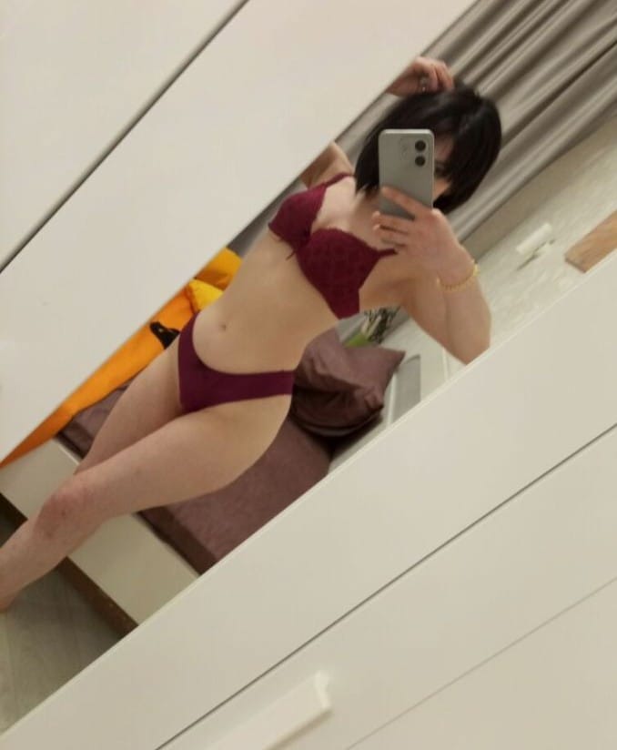 Девушка Регина с 2 размером груди сделает качественно окончание в рот и примет у себя