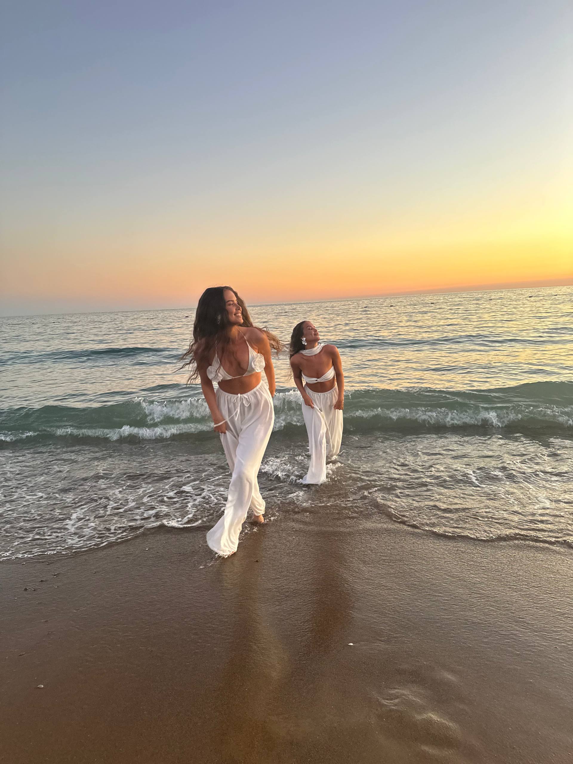 Профессионалка Мила и Аня БЛИЗНЯШКИ стройная сделает профессионально минет без резинки и пригласит к себе