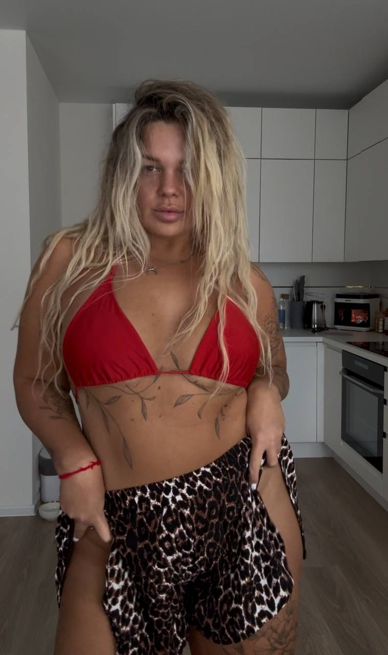 Профессионалка КСЮША с 2 размером груди сделает качественно анальный секс и примет у себя