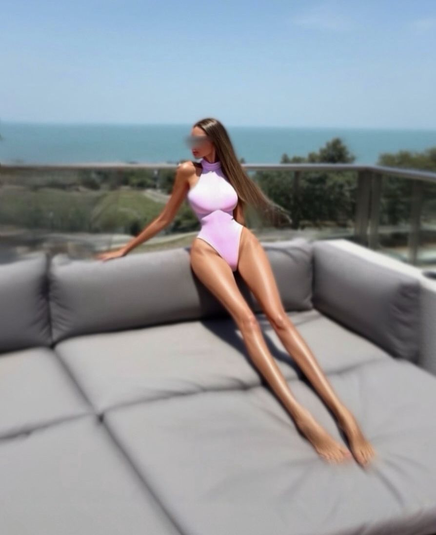 Девушка SuperModel с 3 размером груди сделает нежно окончание на грудь и примет у себя