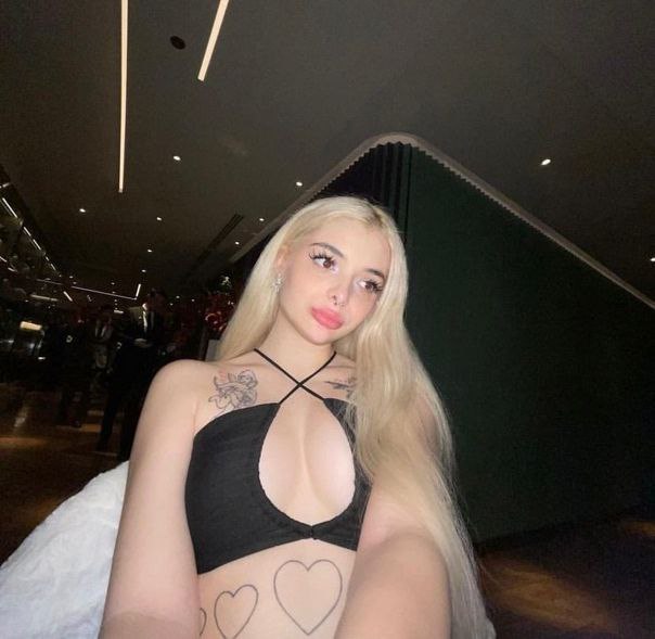 Проститутка Настя с 3 размером груди исполнит минет без резинки и пригласит к себе