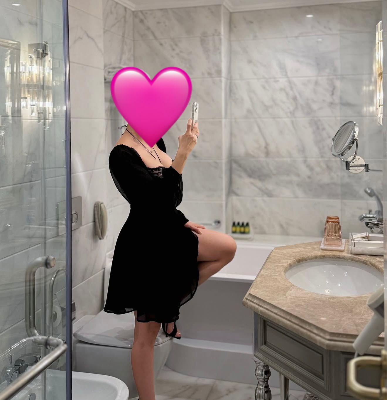 Проститутка Аделя с 3 размером груди сделает с удовольствием эскорт и пригласит к себе