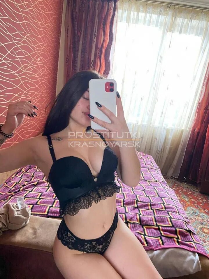 Брюнетка  Лола худая исполнит эскорт и позовет в гости