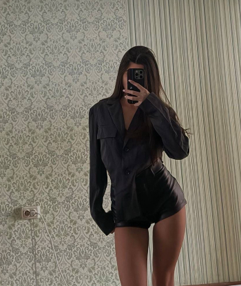 Профессионалка Карина с 2 размером груди сделает с удовольствием стриптиз не профи и позовет в гости